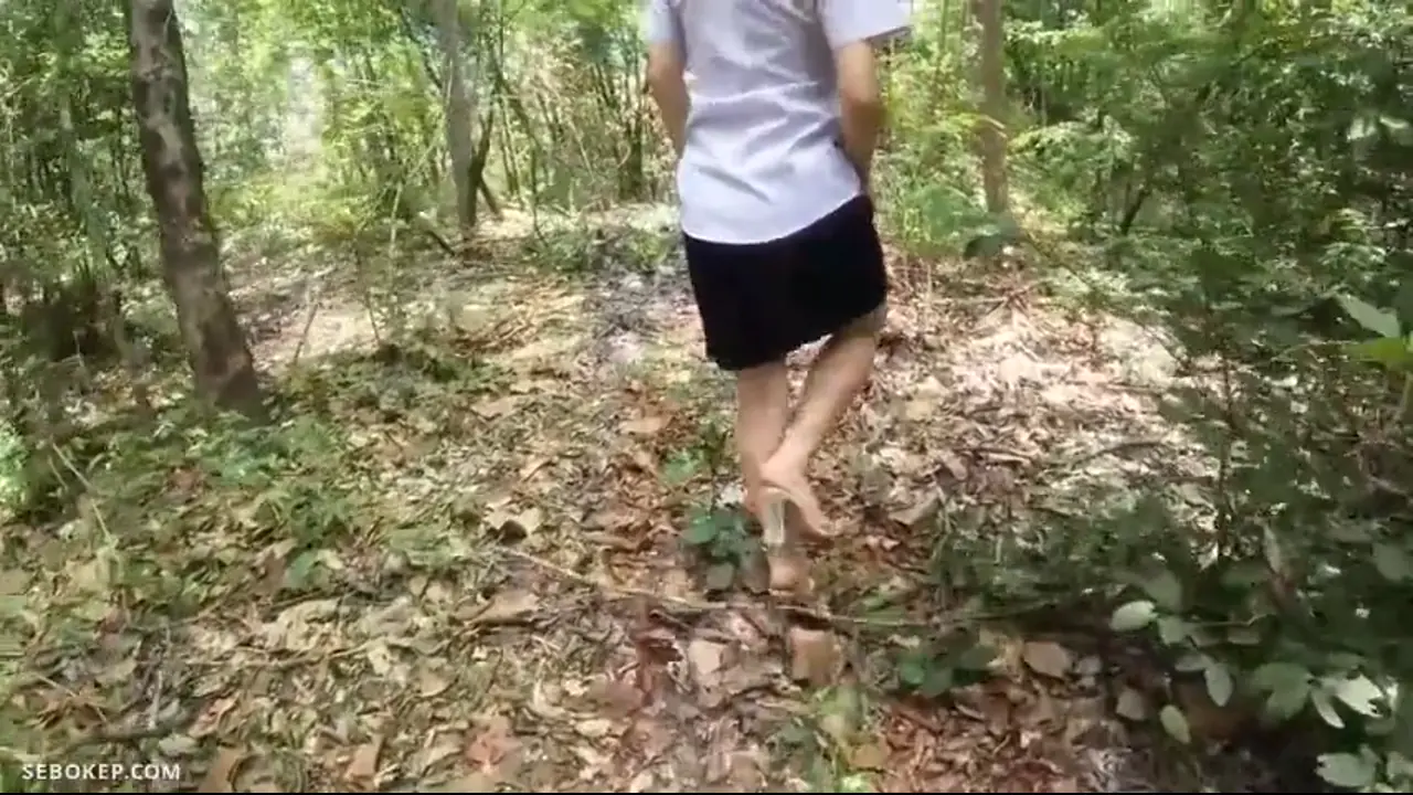 ngentot mahasiswi cantik di tengah hutan